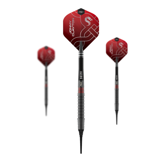 Auf dem Foto ist das Set der Red Dragon Jonny Clayton RD-ADV Softdarts - 18g zu sehen. Drei Softdarts liegen nebeneinander als Set.
