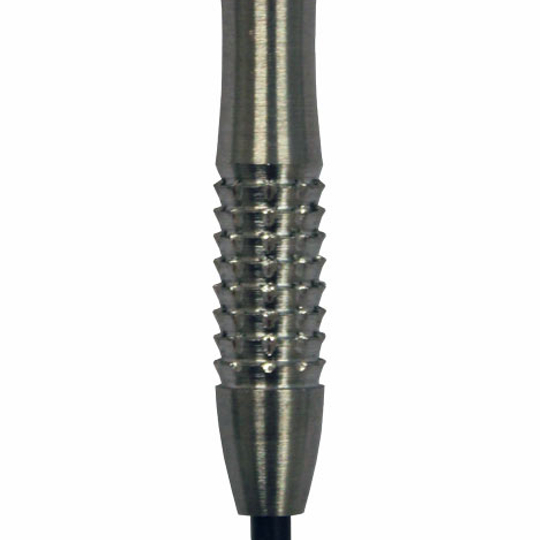 mcggst2 Das Bild zeigt das Produkt "Giga Grip Steel Barrels 2". Es handelt sich um ein silbernes Dart-Barrel aus Metall mit strukturierter Griffzone und einer schwarzen Spitze.