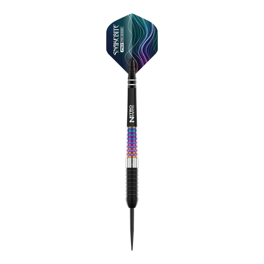 Auf dem Bild ist ein Red Dragon Peter Wright Corra Steeldart zu sehen. Der Dart hat bunte, strukturierte Griffbereiche und ein auffälliges Flight-Design mit blauen und violetten Linien.