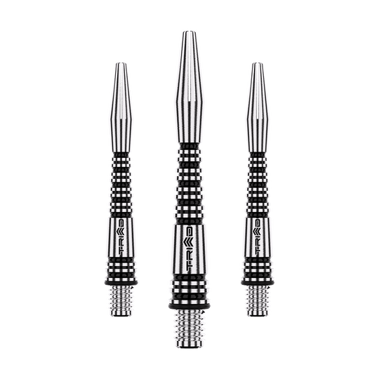 Das Bild zeigt drei schwarze Aluminium-Dartschäfte mit silbernen Rillen. Sie sind in einer Reihe angeordnet und haben eine filigrane, strukturierte Oberfläche.