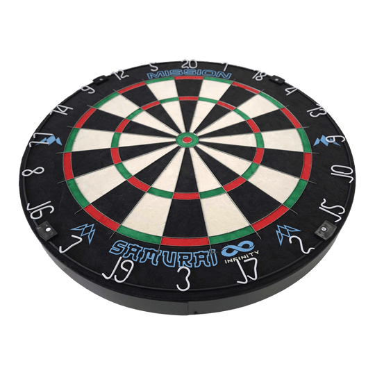 Mission Samurai Infinity steel dartboard Das Bild zeigt eine Steeldart-Scheibe mit dem Namen "Mission Samurai Infinity". Die Scheibe hat weiße, schwarze, grüne und rote Felder sowie aufgedruckte Zahlen und Logos.