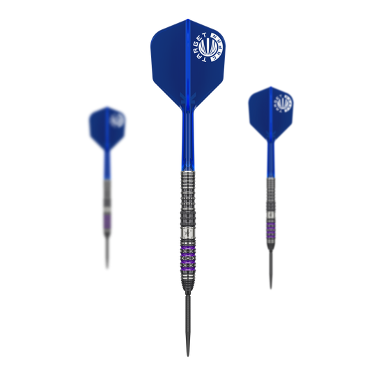 Das Bild zeigt drei Steeldarts der Marke "Target Japan Prime Series Sirius GEN4 Swiss Point". Die Darts haben blaue Flights und metallisch-silberne Spitzen mit lila Akzenten.