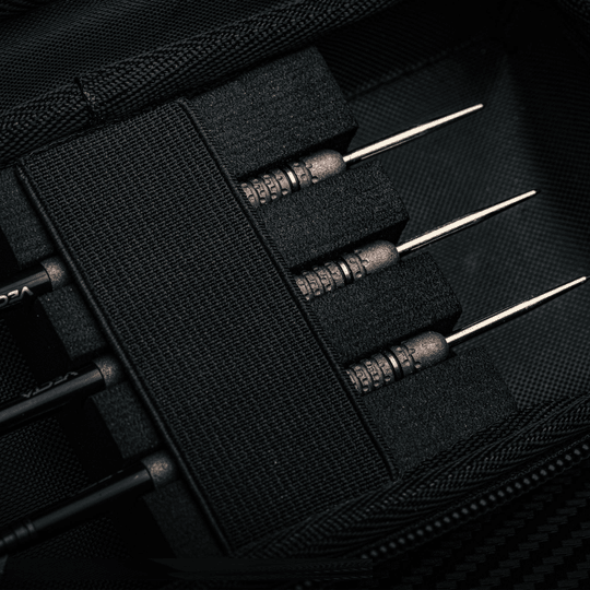 Winmau Armor G1 Michael Van Gerwen dart wallet Das Winmau Armor G1 Michael Van Gerwen Dartwallet ist auf diesem Bild dargestellt. Die Tasche eignet sich ideal für den Transport von Darts.