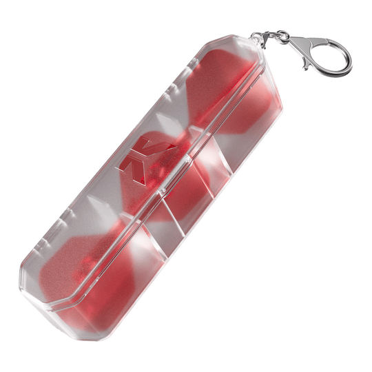 Target K-Flex K-Case Flight Box Das Bild zeigt das Produkt "Target K-Flex K-Case Flightbox". Es handelt sich um eine transparente Aufbewahrungsbox mit rotem Inhalt und einem silbernen Karabinerhaken.