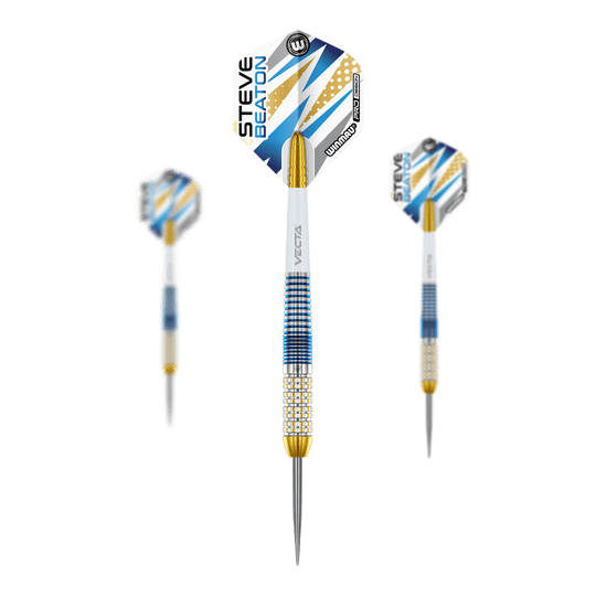 Das Bild zeigt drei Steeldarts der Marke Winmau aus der Steve Beaton Legend Series. Die Darts haben blaue, weiße und goldene Akzente sowie einen Pfeil mit „Steve Beaton“ Schriftzug auf dem Flight.