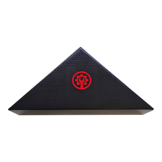 Hier ist das Winmau Blade X Fixing Set Wandbefestigung dargestellt. Mit diesem Set kann ein Dartboard einfach an der Wand montiert werden.