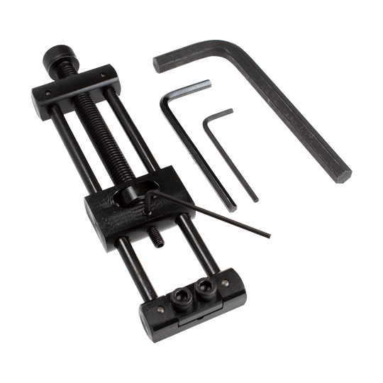 Dieses Bild zeigt den Designa Dart Repointer Black Pro Edition - Spitzenwechsler. Es handelt sich um ein Werkzeug zum Austausch von Dartspitzen in schwarzem Design.