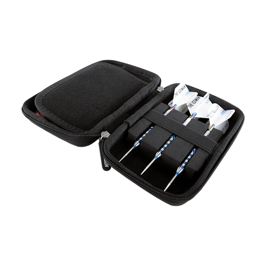 Das Bild zeigt ein geöffnetes Dartcase mit drei Darts, ordentlich in Fächern verstaut. Es handelt sich um das Produkt "Red Dragon Gerwyn Price World Champion Dartcase".