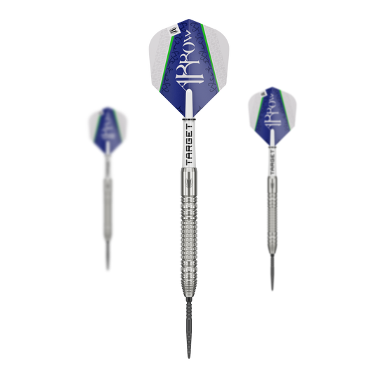 Target Shane McGuirk GEN1 Swiss Point Steel Darts - 23g Das Bild zeigt drei Steeldarts des Modells "Target Shane McGuirk GEN1 Swiss Point - 23g". Die Darts haben silberne Spitzen und Schäfte sowie blau-weiße Flights mit grünen Akzenten.