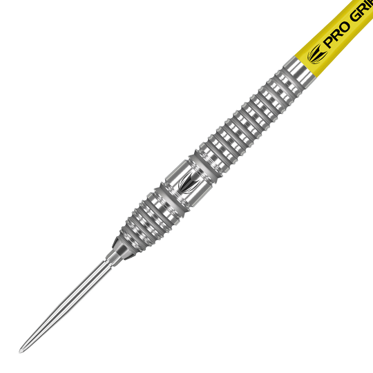 190057_Target_Bolide_03_Swiss_Point_Steeldarts_2 Das Bild zeigt einen Target Bolide 03 Swiss Point Steeldart. Der Dart besteht aus silbernem Metall mit einem gelben Schaft, auf dem „Pro Grip“ steht.