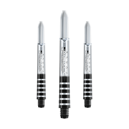 7020-406_Winmau_Prism_Force_Shafts_Clear_41mm_1 Auf dem Bild sind drei durchsichtige Dartschäfte mit schwarzen und silbernen Streifen zu sehen. Sie haben eine glänzende Oberfläche und sind in verschiedenen Größen angeordnet.