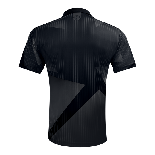 Harrows Shard Dartshirt - Schwarz Das Bild zeigt das Harrows Shard Dartshirt in Schwarz von hinten. Das Shirt hat feine vertikale Streifen und ein auffälliges geometrisches Muster.