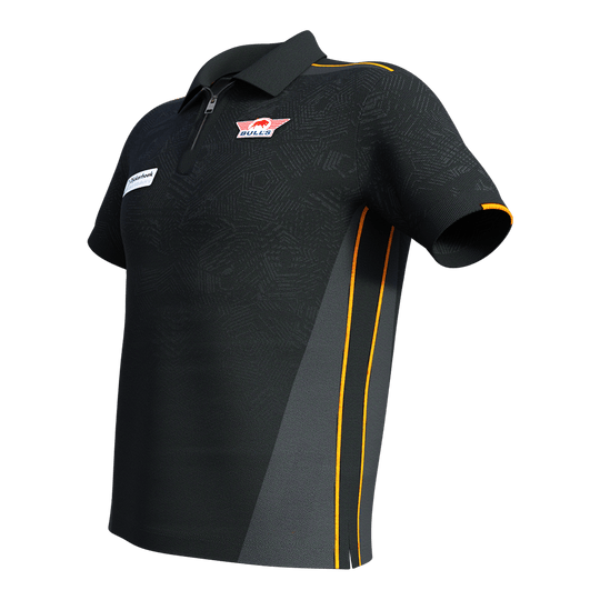 Dieses Bild zeigt das Bulls NL Dirk Van Duijvenbode Matchshirt 2025. Das Shirt ist überwiegend schwarz mit gelben Akzenten und besitzt einen kurzen Reißverschluss am Kragen.