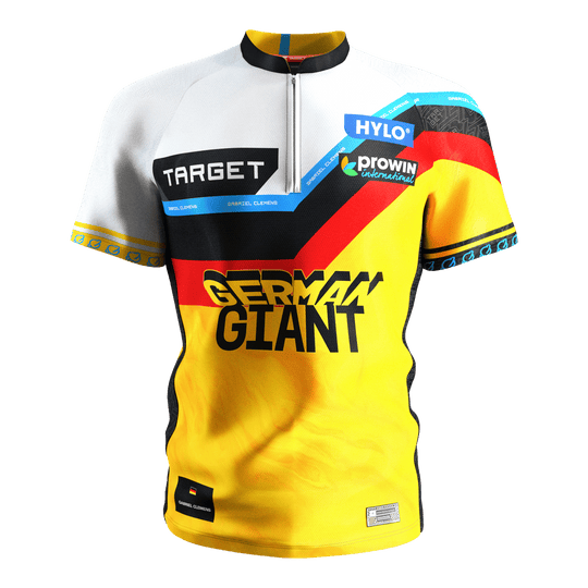 Das Bild zeigt das Target Coolplay Gabriel Clemens 2025 Dartshirt. Das Trikot ist gelb, schwarz, rot und weiß und trägt die Aufschrift "GERMAN GIANT" auf der Vorderseite.