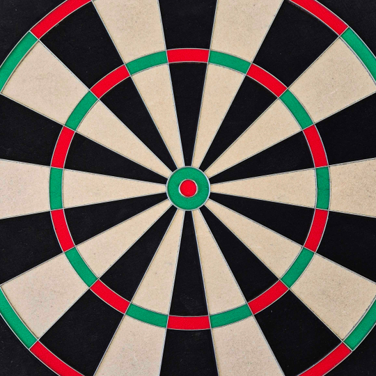 Das Bild zeigt ein McDart Precision Steeldartboard. Die Dartscheibe ist in schwarze, beige, grüne und rote Segmente unterteilt.