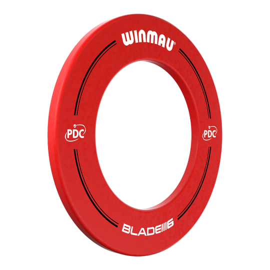 Winmau PDC Dartboard Surround - Red Das Bild zeigt einen roten Dartboard-Surround von Winmau mit der Aufschrift „PDC“ und „BLADE 6“. Der Surround dient dazu, die Wand rund um ein Dartboard vor abprallenden Pfeilen zu schützen.