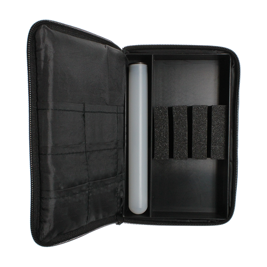 McDart Tasche mit 6 Softdarts und Zubehör Auf dem Bild ist eine geöffnete schwarze Tasche zu sehen, die Fächer und Halterungen für Softdarts und Zubehör bietet. Die Tasche hat auf der rechten Seite Schaumstoffhalterungen und ein Kunststoffröhrchen zur sicheren Aufbewahrung.