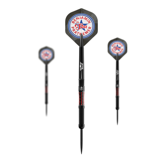 Das Bild zeigt drei Steeldarts mit der Aufschrift "Benjamin Pratnemer The Star" auf den Flights. Die Darts sind schwarz mit roten Akzenten und wiegen 20 Gramm.
