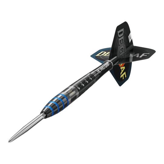 Das Bild zeigt einen Target Jeffrey De Graaf GEN1 Swiss Point Steeldart mit einem Gewicht von 23 Gramm. Der Dart hat ein schwarzes Design mit blauen Akzenten und der Aufschrift "DE GRAAF" auf den Flights.