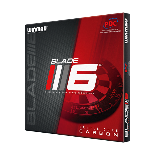 3032_Winmau_Blade_6_TripleCore_Steeldartboard_5_PDC Die Abbildung zeigt die Verpackung des Winmau Blade 6 TripleCore Steeldartboards. Das Design ist überwiegend in Schwarz und Rot gehalten und betont die sechste Generation der Bladetechnologie.