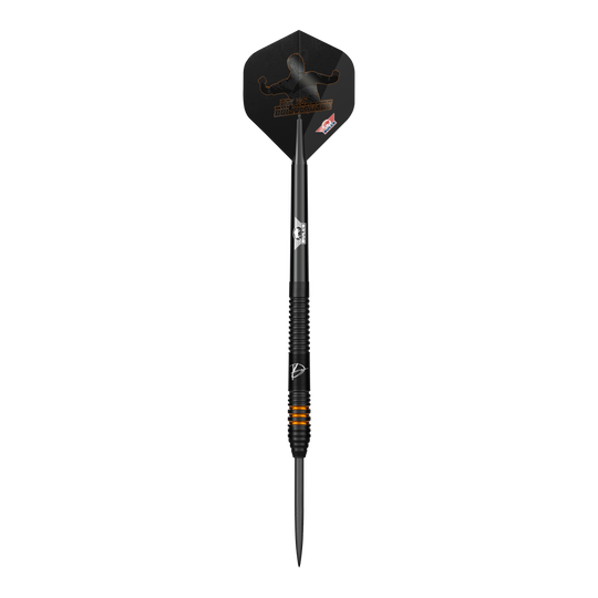 Bulls NL Dirk Van Duijvenbode Edition 2 steel darts Auf dem Bild ist ein Steeldart aus der Serie "Bulls NL Dirk Van Duijvenbode Edition 2" zu sehen. Der Dart ist überwiegend schwarz mit orangefarbenen Akzenten und hat eine auffällige Flights-Gestaltung.