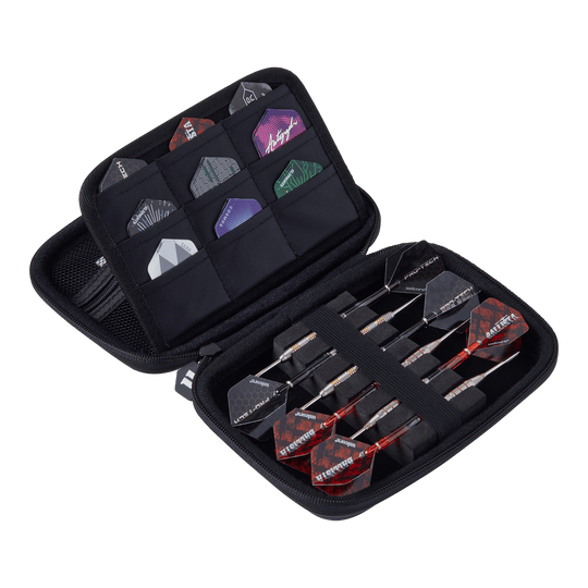 Unicorn Ultra Gary Anderson dart wallet Das Bild zeigt das Unicorn Ultra Gary Anderson Dartwallet, eine aufklappbare Tasche für Dartzubehör. In der Tasche sind mehrere Dartpfeile und Flights ordentlich verstaut.