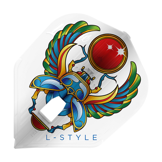 L-Style Anastasia Dobromyslova V3 White L3KAMI Flights Das Bild zeigt ein Dart-Flight mit einem bunten Skarabäus-Design, der eine rote Kugel hält. Unten steht der Text "L-STYLE" auf weißem Hintergrund.