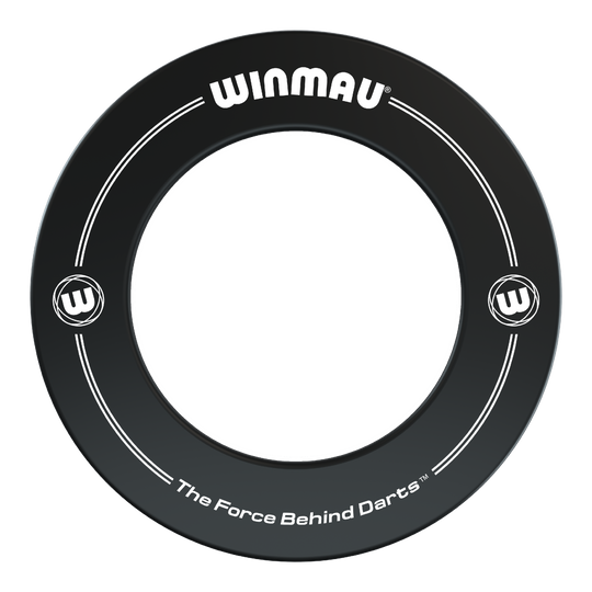Winmau Dartboard Surround 2022 Auf dem Bild ist ein schwarzer Dartboard-Surround der Marke Winmau zu sehen. Auf dem Surround steht der Slogan „The Force Behind Darts“.
