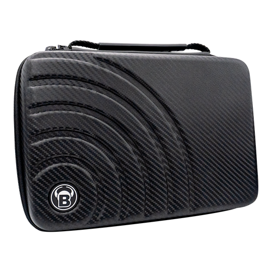 Bulls Orbis XXL dart case - carbon gray Das Bild zeigt das "Bulls Orbis XXL Dartcase" in Carbongrau. Das Etui hat ein modernes, karbonähnliches Design mit einem eingelassenen Muster und dem Bulls-Logo.