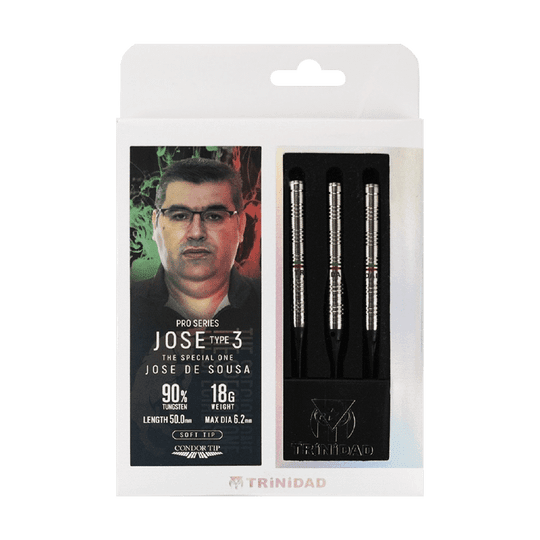 D7622_Trinidad_Jose_De_Sousa_Type_3_Softdarts_3 Die Verpackung zeigt die Trinidad Jose De Sousa Type 3 Softdarts mit einem Gewicht von 18g. Links ist ein Bild von Jose De Sousa, rechts sind drei silberne Darts sichtbar.