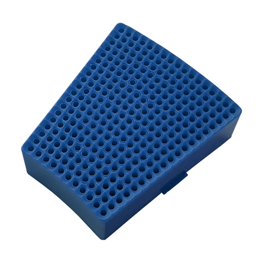 GRN0152_Granboard_132_Ersatzfelder_Single_Aussen_Blau_2 Das Bild zeigt ein blaues Ersatzfeld für das Granboard 132. Das Feld hat viele kleine Löcher und eine trapezförmige Form.