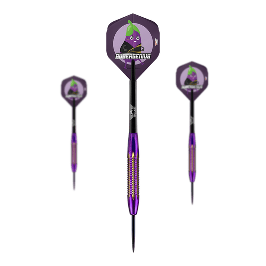 BullsNL Dirk Van Duijvenbode Shell Coated Brass Steeldarts - 21g Das Bild zeigt drei Steeldarts des Modells "BullsNL Dirk Van Duijvenbode Shell Coated Brass Steeldarts - 21g". Die Darts sind lila-gelb und haben Flights mit einem Cartoon-Auberginenmotiv und dem Schriftzug "AUBERGENIUS".