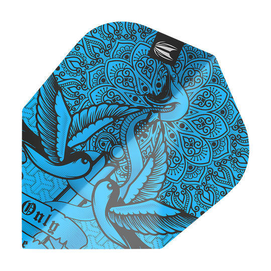 TG485_335450_Target_ProUltra_Ink_Blue_No6_Flights_1 Dieses Bild zeigt das Produkt "Target ProUlta Ink Blue No6 Flights". Das Flight ist blau mit einem kunstvollen Muster und drei stilisierten Vögeln verziert.