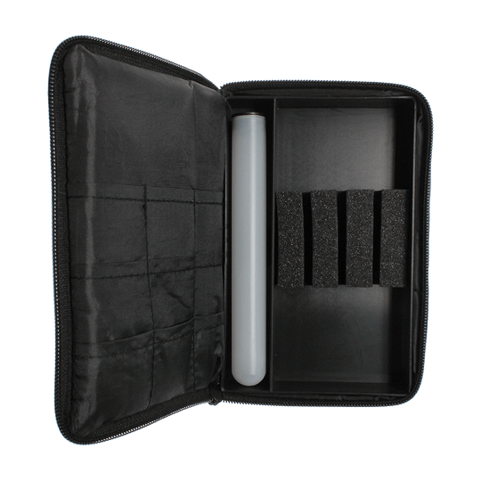 _The_Pak_Dartcase_OPEN_10oWbon8SdeYxh Die Abbildung zeigt die "Pak Jeans Edition Darttasche". Die Tasche ist geöffnet und bietet verschiedene Fächer und Halterungen zur Aufbewahrung von Dartzubehör.