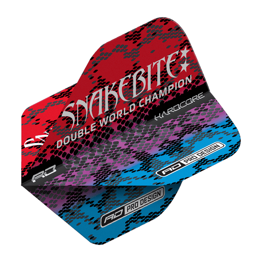 TF6843_Red_Dragon_Hardcore_Peter_Wright_Snakebite_Multi_Snakeskin_Red_Standard_Flights_2X9jcmJt33ytBr Das Bild zeigt Dart-Flights mit einem bunten Schlangenhaut-Muster in Rot, Lila und Blau. Auf den Flights steht „SNAKEBITE DOUBLE WORLD CHAMPION“ sowie weitere Markenbezeichnungen.