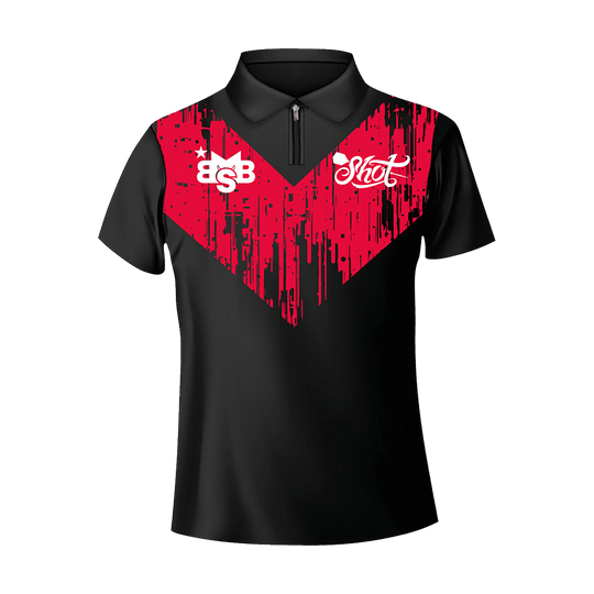 Shot Michael Smith Bully Boy Dartshirt Das Bild zeigt ein schwarzes Dartshirt mit einem auffälligen roten Muster auf der Brust. Auf dem Shirt sind die Logos „BSB“ und „Shot“ zu sehen.