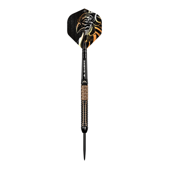 Mission Horus Steeldarts Der Mission Horus Steeldart ist ein hochwertiger Dartpfeil mit einer auffälligen Flight-Gestaltung, die einen stilisierten Vogelkopf zeigt. Der Pfeil hat eine strukturierte Griffzone und eine scharfe Metallspitze für präzise Würfe.