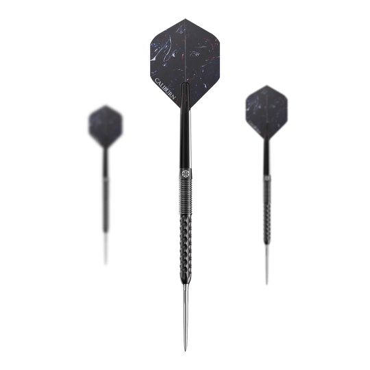 Caliburn Sword S1 steel darts Das Bild zeigt drei Steeldarts des Produkts "Caliburn Sword S1". Die Darts haben eine dunkle Farbe mit hexagonalen Flights und einem strukturierten Griff.