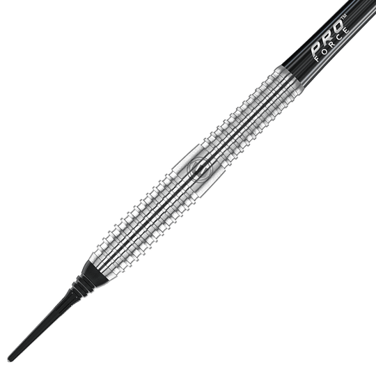 2465_Winmau_Maverick_Softdarts_2 Das Bild zeigt einen Winmau Maverick Softdart mit einem Gewicht von 20 Gramm. Der Dart hat ein silbernes, geriffeltes Barrel und eine schwarze Kunststoffspitze.