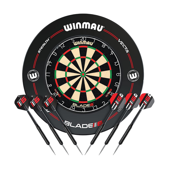 B6XLSET_Winmau_Blade_6_Dartboard_Set_mit_2_Sets_Darts_und_Winmau_Surround_1 Das Bild zeigt eine Winmau Blade 6 Dartscheibe mit einem schwarzen Schutzring. Vor der Dartscheibe liegen sechs Dartpfeile, jeweils drei auf jeder Seite.