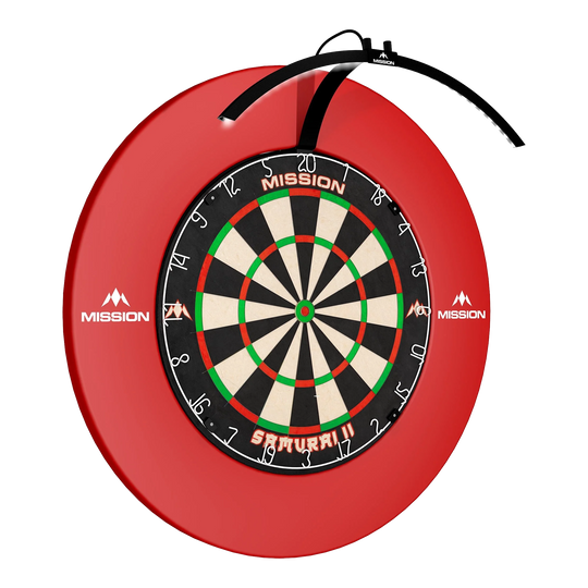 Das Bild zeigt das "Mission Torus 100 Faltbare LED Dartboard Beleuchtung" an einem Dartboard befestigt. Die LED-Beleuchtung sorgt für eine optimale Ausleuchtung der Dartscheibe.