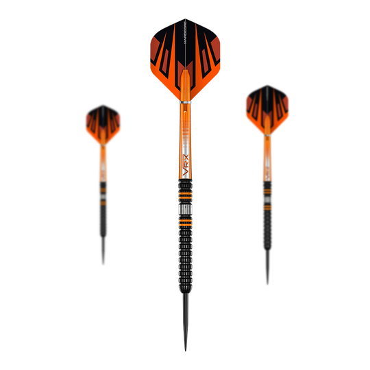 Red Dragon Amberjack Pro 1 steel darts Das Bild zeigt drei Steeldarts des Produkts „Red Dragon Amberjack Pro 1“. Die Darts sind überwiegend schwarz und orange gestaltet und haben eine moderne, sportliche Optik.
