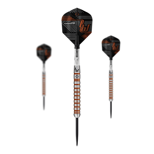 Harrow's Luke Woodhouse Series 2 steel darts Das Bild zeigt drei Steeldarts aus der Serie "Harrows Luke Woodhouse Series 2". Die Darts haben ein auffälliges Design mit silbernen und orangenen Ringen sowie schwarzen Flights.