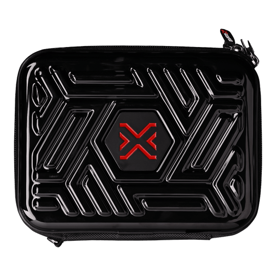 Auf dem Bild ist das Winmau Blade X Armor G2 Dartwallet zu sehen. Die Darttasche schützt und organisiert die Darts professionell.