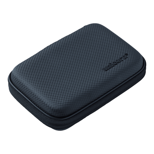 Unicorn Vanguard Medium Dartcase - Grey Abgebildet ist das Unicorn Vanguard Medium Dartcase in Grau. Es bietet ausreichend Platz für mittelgroßes Dartzubehör.