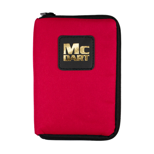 Auf dem Bild ist eine kleine, rote McDart-Tasche zu sehen. Sie hat einen schwarzen Reißverschluss und ein schwarzes Logo mit goldener Schrift auf der Vorderseite.