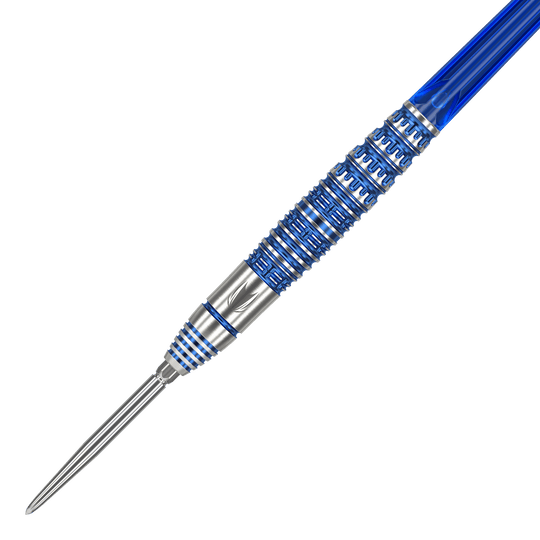 Das Bild zeigt einen Target Japan Toru Suzuki Sereno GEN1 Swiss Point Steeldart mit 21g Gewicht. Der Dartpfeil ist silberfarben mit blauen Akzenten und hat ein auffälliges Rillenmuster am Barrel.