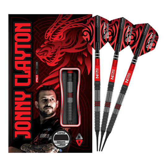Red Dragon Jonny Clayton Hiraeth Soft Darts - 20g Das Bild zeigt das Produkt „Red Dragon Jonny Clayton Hiraeth Softdarts - 20g“ mit drei roten und schwarzen Softdarts neben der Verpackung. Auf der Verpackung ist ein Porträt von Jonny Clayton sowie ein roter Drachen zu sehen.