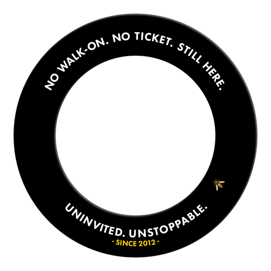 McDart Arena Wasp Dartboard Surround Hier ist das McDart Arena Wespe Dartboard Surround zu sehen. Es handelt sich um ein schützendes Element für Dartboards.