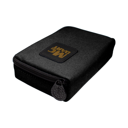 McDart Tasche mit 6 Softdarts und Zubehör Auf dem Bild ist eine schwarze McDart-Tasche mit Reißverschluss zu sehen. Die Tasche dient zur Aufbewahrung von 6 Softdarts und Zubehör.